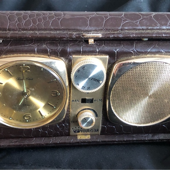 Vintage Leather Bound Travel Radio/Alarm Clock - Picture 2 of 12